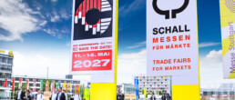 Banner vor Messegebäuden