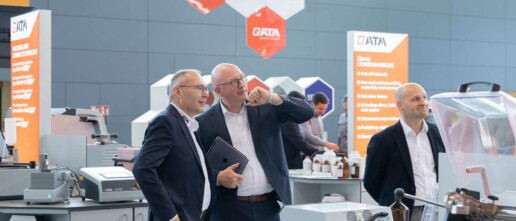 Gespräche an Messestand