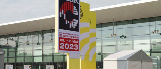 Schilder im Bereich vor der Messehalle